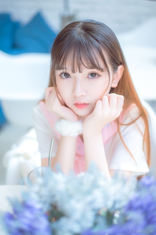 “不成功，便成仁。”吕布默默地点了点头，看了贾诩一眼，叹了口气：“虽然无法认同，至少我们做不到，但这种人，的确让人敬佩，传我命令，让礼部在周瑜葬礼之上，送一份礼物过去，表达一下我军对周瑜的敬意。”